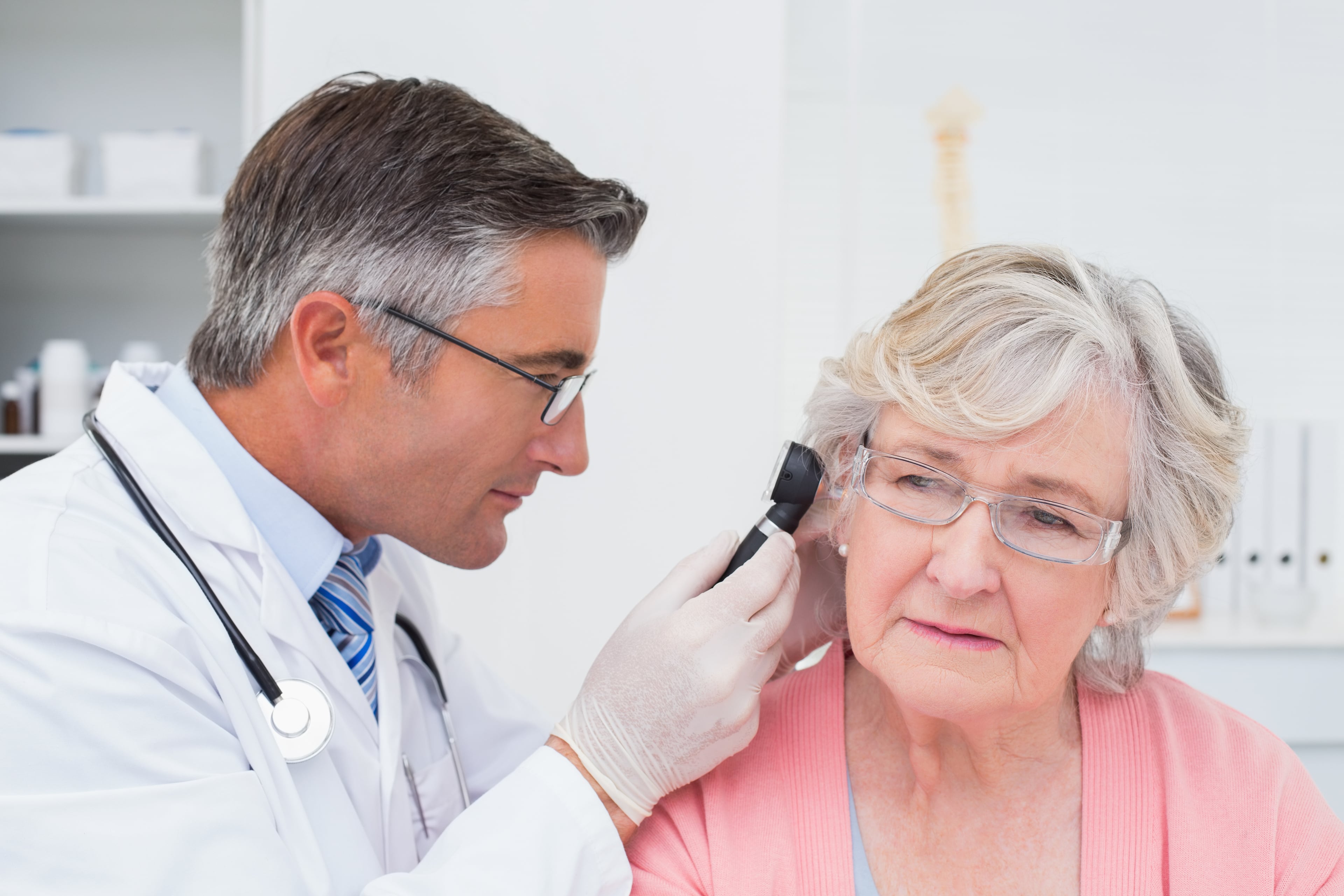 Врач отоларинголог взрослый. Нарушение зрения у пожилых. Слух у пожилых людей. Пациент с нарушением слуха. Пациенты с нарушением зрения.